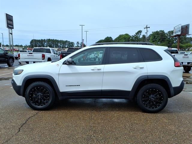 2019 Jeep Cherokee Trailhawk in Bright White Clea — front three-quarter view